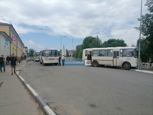 В Лежневе пассажирский автобус въехал в фонарный столб